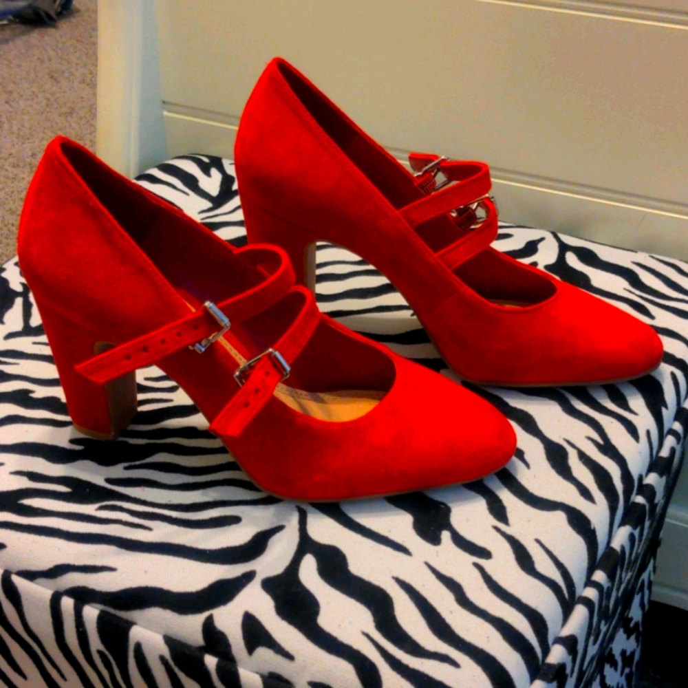 Red Heels - Picture 3 of 4